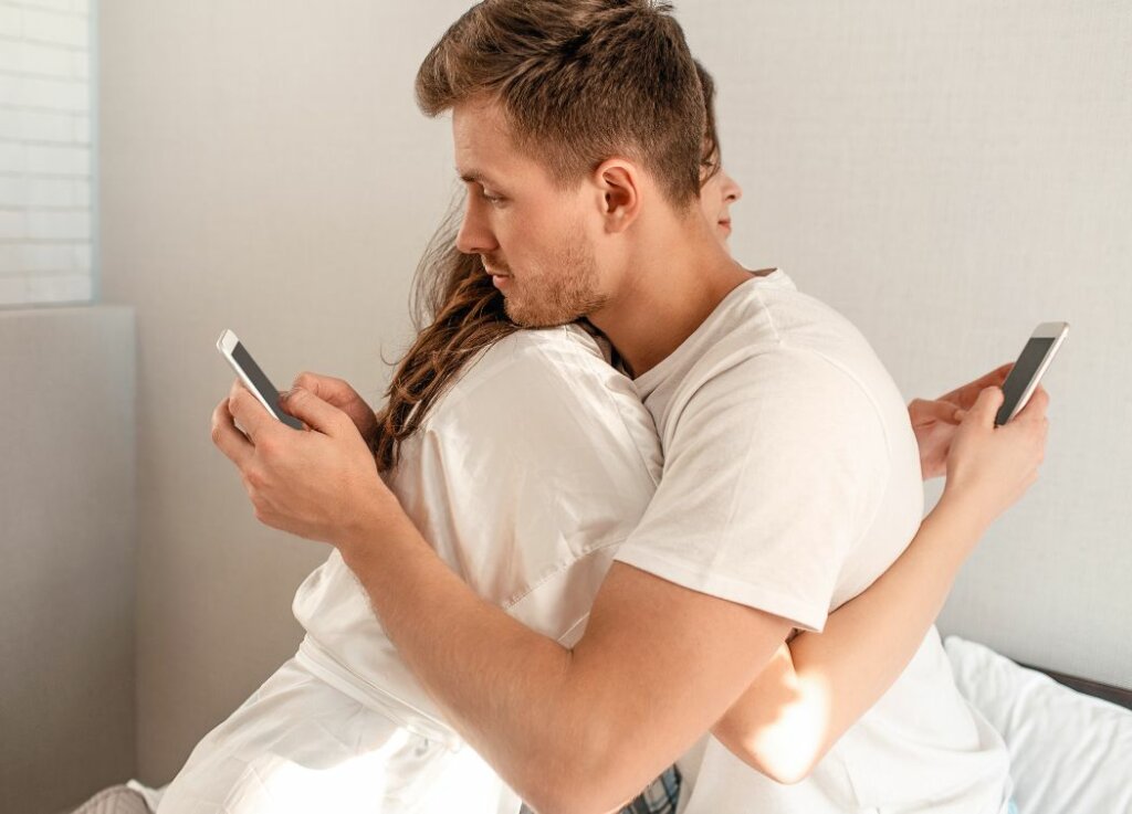 What apps to look for on a cheaters phone